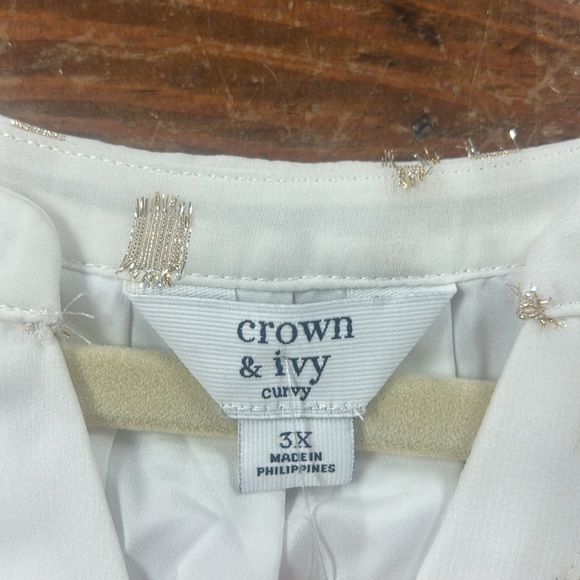 White with Gold Metallic Details Sleeveless V-Neck Top - Crown and Ivy - Picture 4 of 4